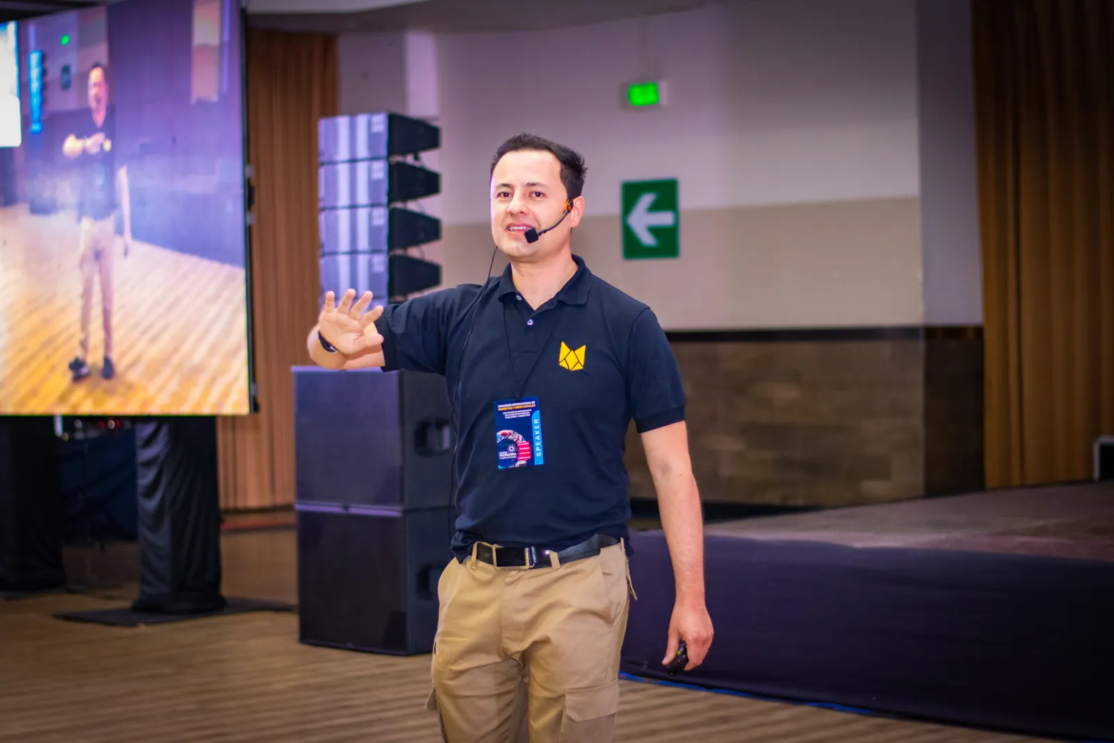 Esteban Osorio giving a talk